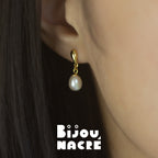 Boucles d'oreilles goutte inversée or avec perle baroque ovale sur mannequin, par Bijou Nacré