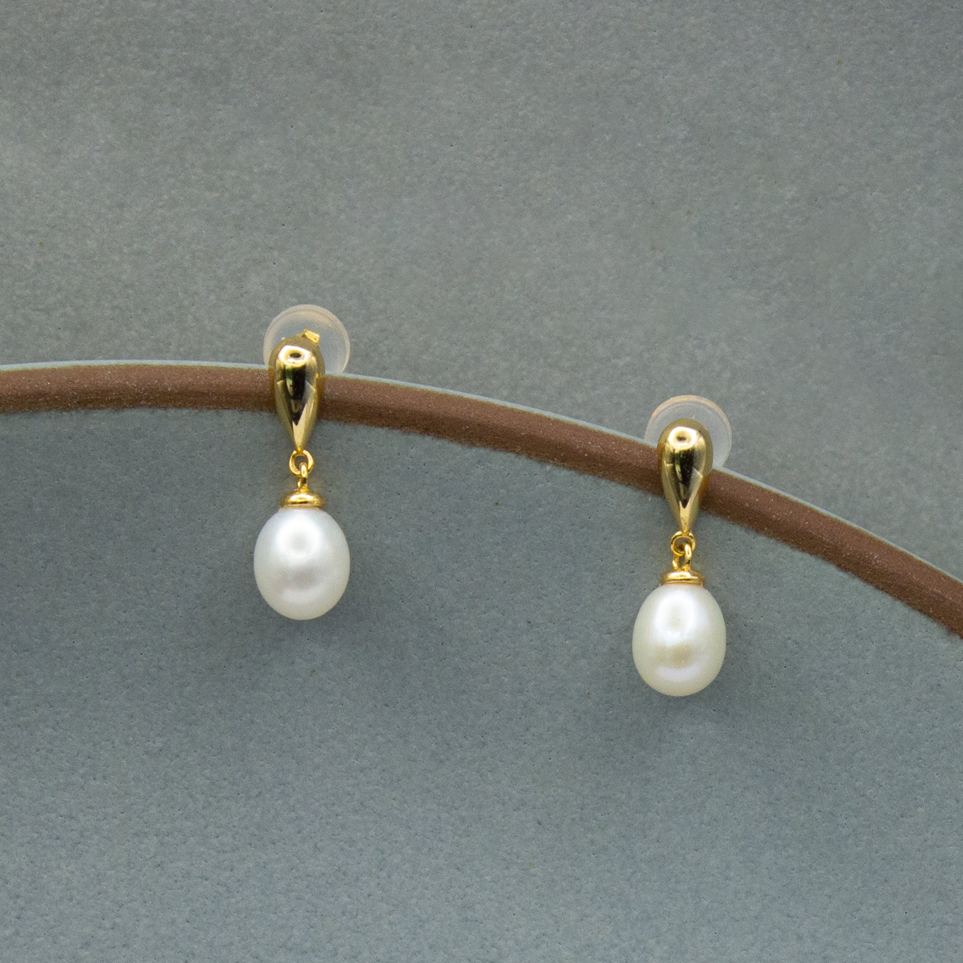 GRANDES LARMES DORÉES. Boucles d'oreilles perle oblongue goutte renversée - Plaqué Or
