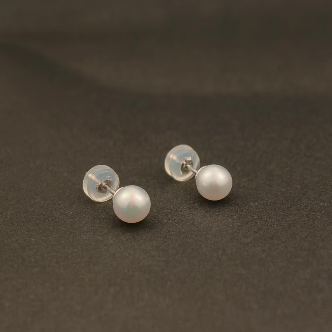 CLASSIC. Round Pearl 5mm Stud Earrings - Silver