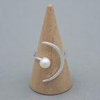 Vue alternative d'une bague croissant de lune argent avec perle ronde d'eau douce