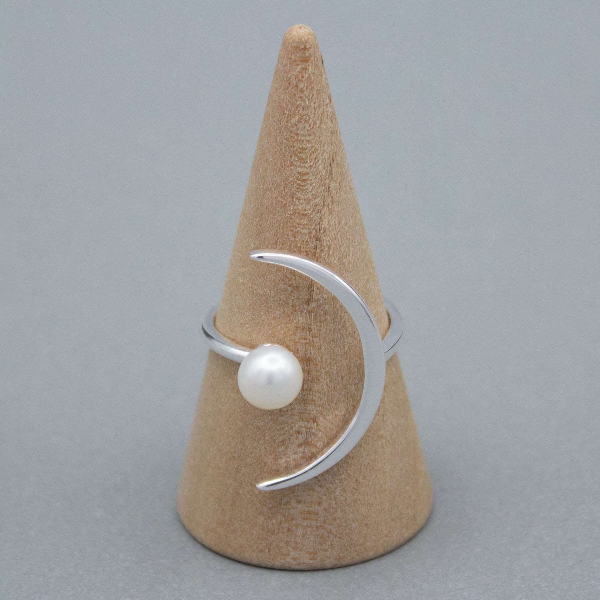 SATELLITE ARGENTÉ. Round Pearl Crescent Moon Ring - Silver
