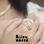 Bague perles baroques riz or avec design voie lactée au doigt, par Bijou Nacré