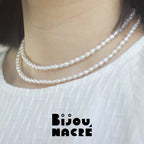 Collier long perles baroques ovales argent sur mannequin avec goutte, par Bijou Nacré