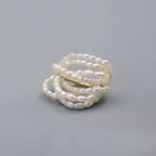 Vue d'ensemble d'une demi-bague perles baroques or 18k avec design en grappe