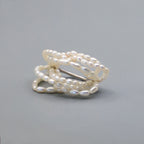 Vue rapprochée d'une demi-bague perles baroques riz argent 925 avec 8 rangées, par Bijou Nacré