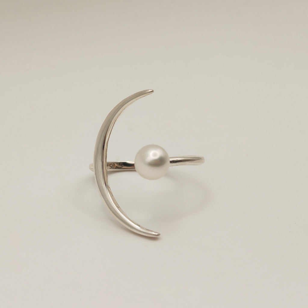 SATELLITE ARGENTÉ. Round Pearl Crescent Moon Ring - Silver