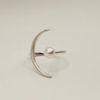 Bague croissant de lune argent avec perle sur surface