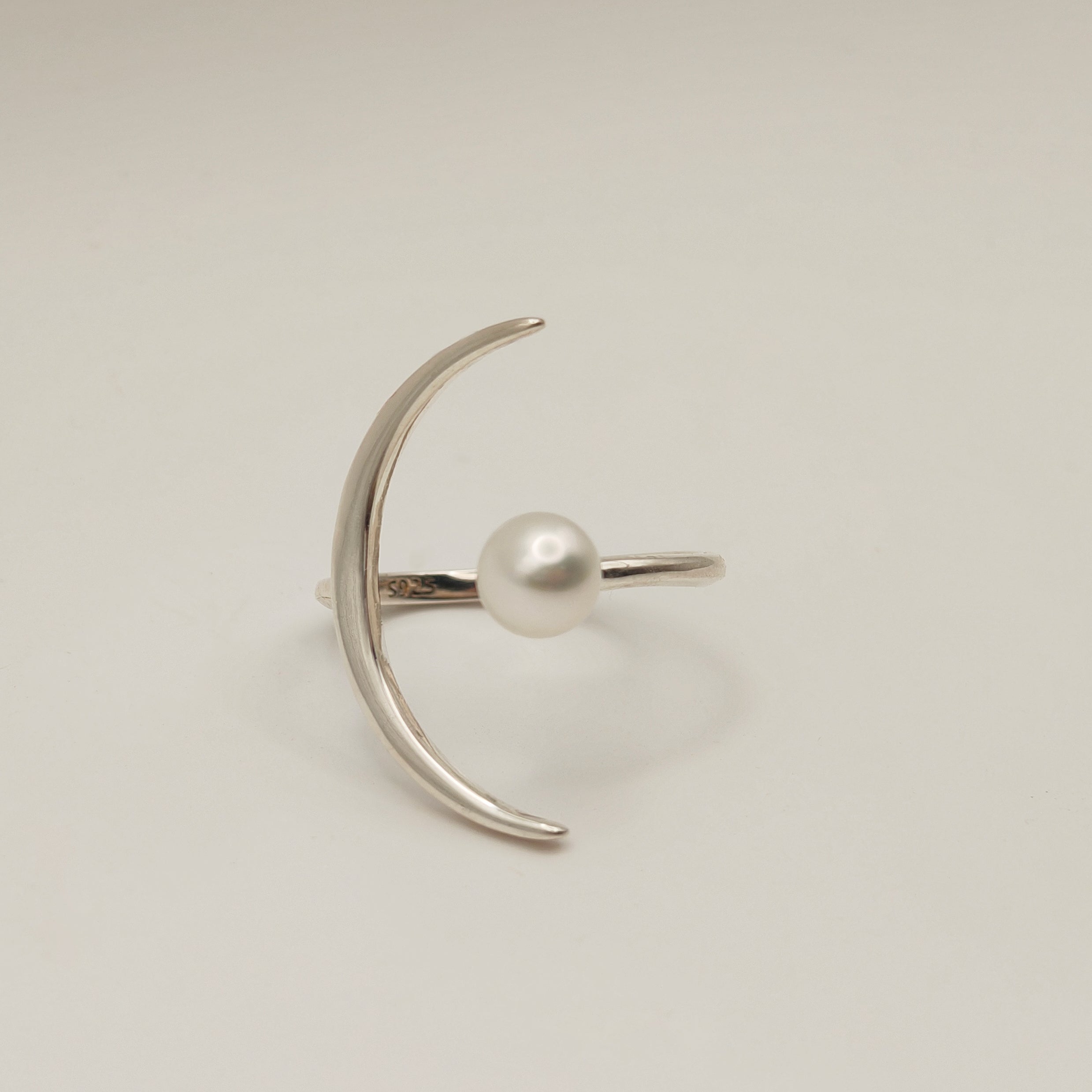 SATELLITE ARGENTÉ. Round Pearl Crescent Moon Ring - Silver