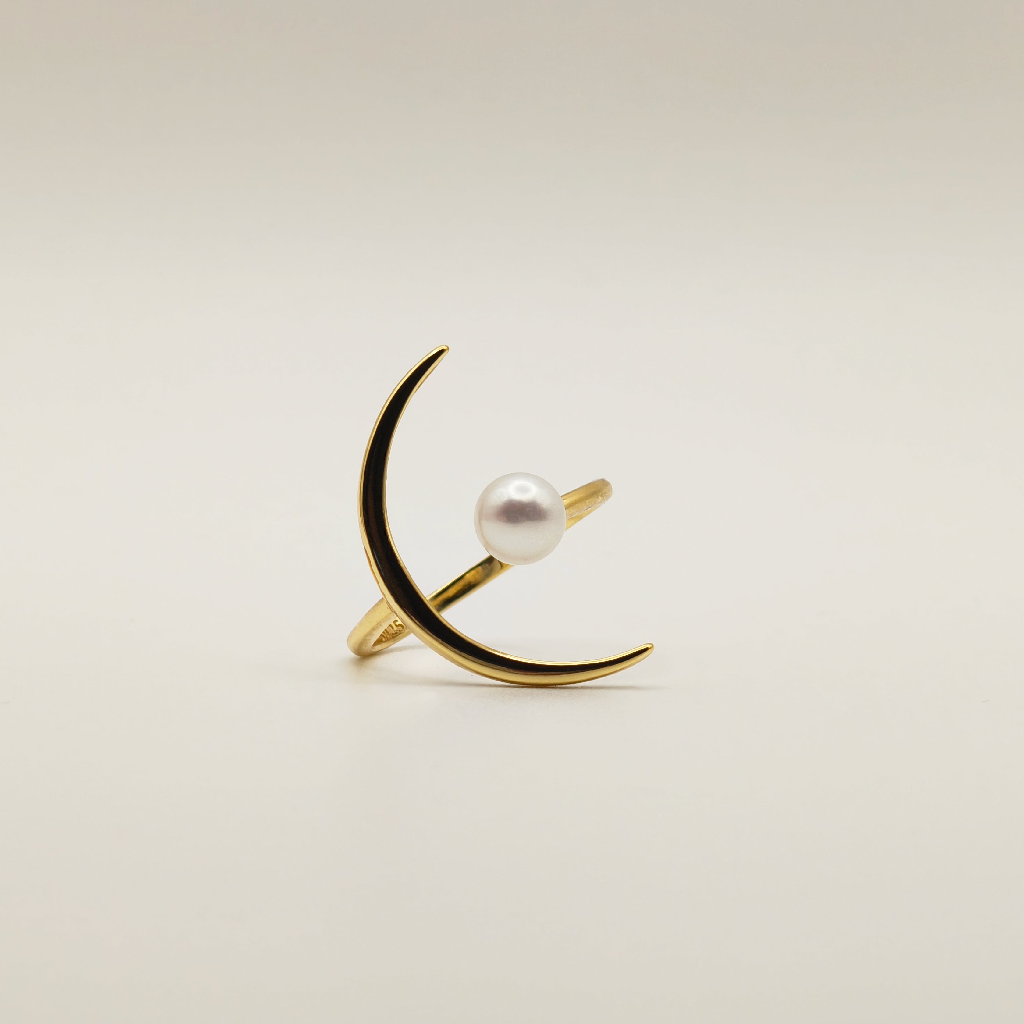 SATELLITE DORÉ. Round Pearl Crescent Moon Ring - Gold