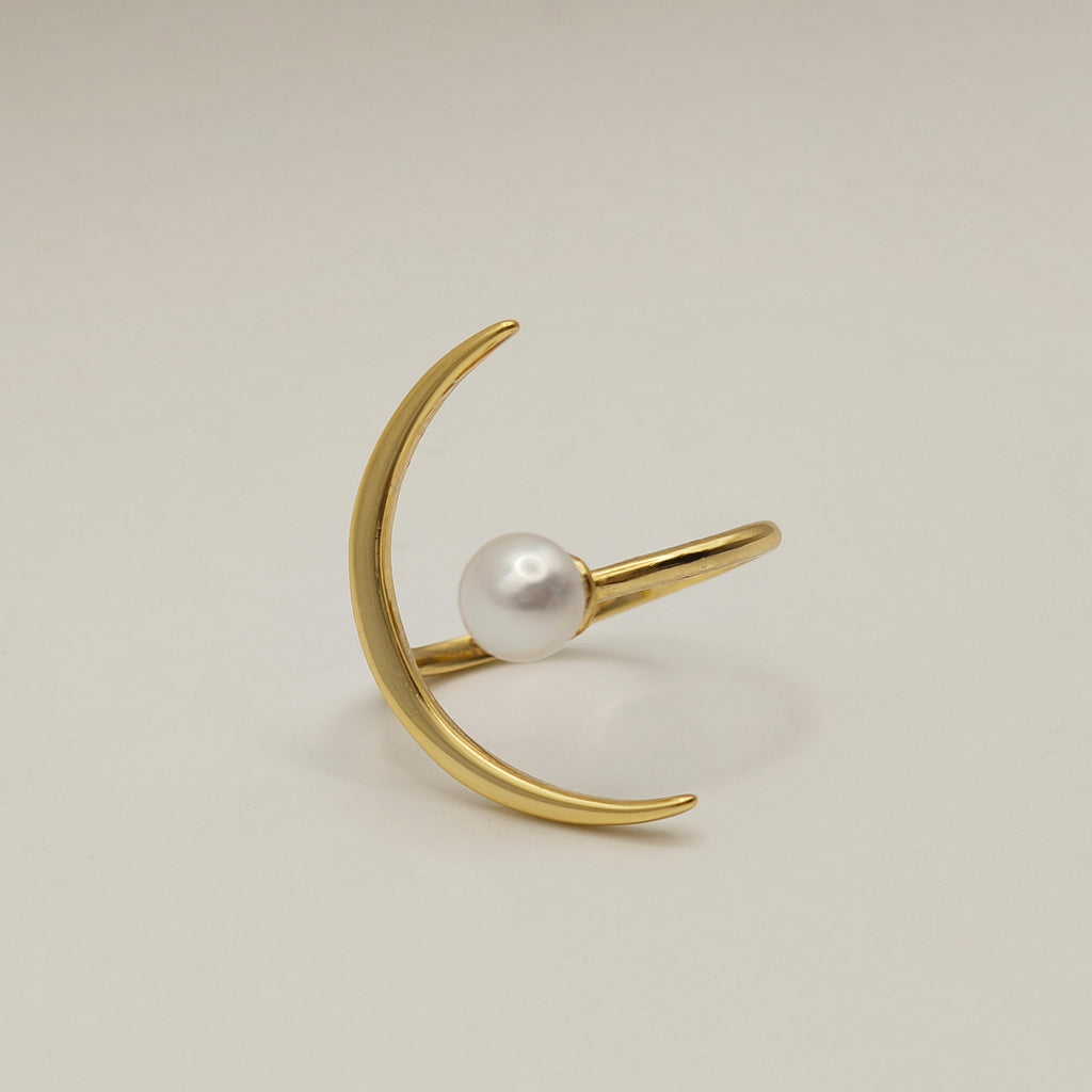 SATELLITE DORÉ. Round Pearl Crescent Moon Ring - Gold
