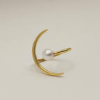 Vue de profil d'une bague croissant de lune or avec perle ronde d'eau douce