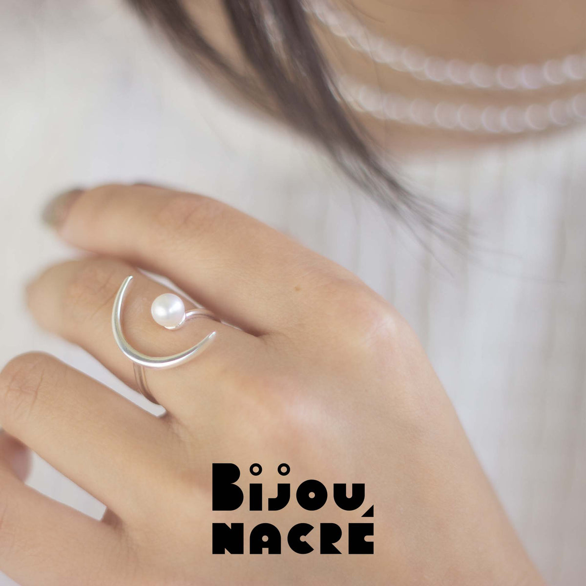 Bague croissant de lune argent avec perle ronde au doigt, par Bijou Nacré