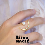 Bague croissant de lune or avec perle ronde au doigt, par Bijou Nacré