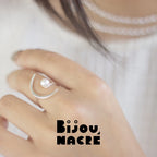 Bague croissant de lune argent avec perle ronde au doigt, par Bijou Nacré