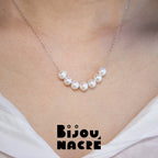 Collier sourire argent avec sept perles rondes sur mannequin, par Bijou Nacré