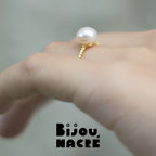 Bague torsadée or avec cabochon perle baroque sur mannequin, par Bijou Nacré