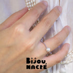 Bague torsadée argent avec perle ronde d'eau douce au doigt, par Bijou Nacré