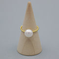 TRESSE DORÉE. Cabochon Pearl Twisted Ring - Gold
