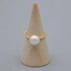 Vue rapprochée d'une bague torsadée or 18k avec cabochon perle d'eau douce 7mm, par Bijou Nacré