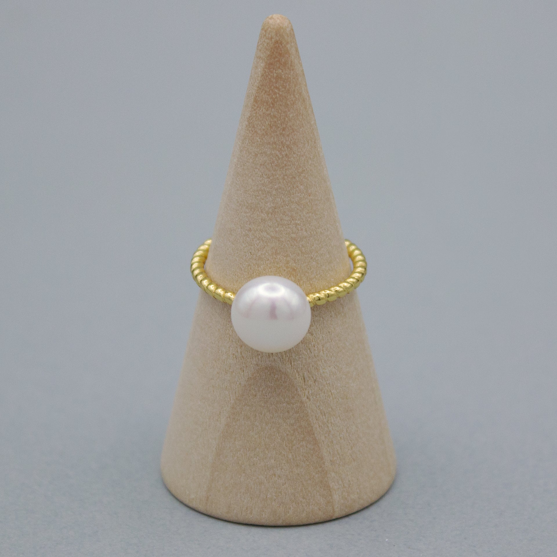 TRESSE DORÉE. Cabochon Pearl Twisted Ring - Gold