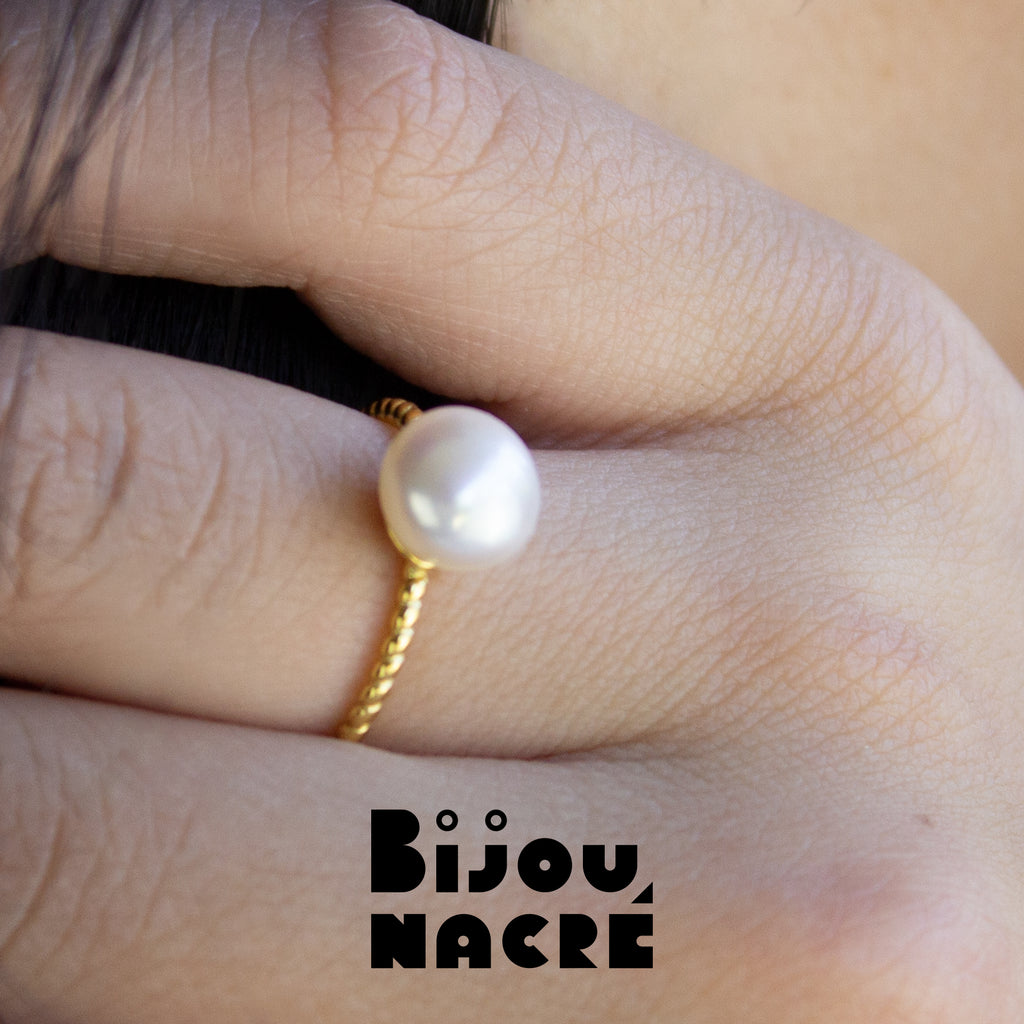 TRESSE DORÉE. Cabochon Pearl Twisted Ring - Gold