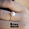 TRESSE DORÉE. Bague Torsadée à Perle Cabochon- Plaqué Or