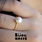 Bague torsadée or avec cabochon perle baroque sur surface