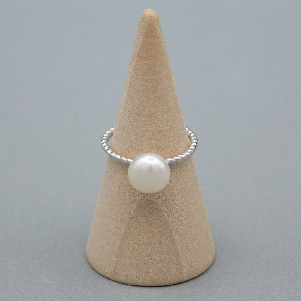 Close-up of 925 silver twisted ring with cabochon freshwater pearl 7mm, by Bijou Nacre