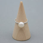 Vue rapprochée d'une bague torsadée argent 925 avec cabochon perle d'eau douce 7mm, par Bijou Nacré