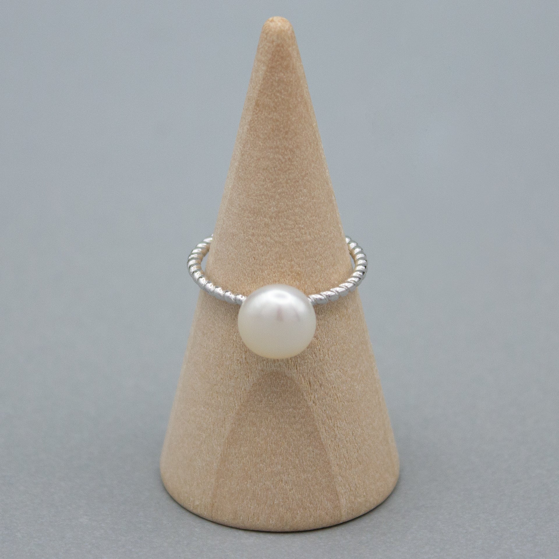 TRESSE ARGENTÉE. Cabochon Pearl Twisted Ring - Silver