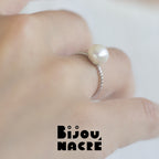 Bague torsadée argent avec cabochon perle baroque sur mannequin, par Bijou Nacré