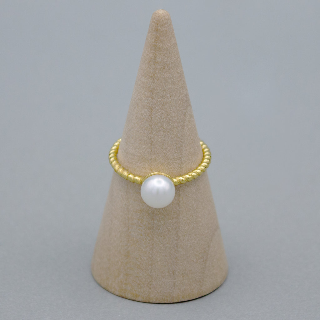 TRESSE DORÉE. Bague Torsadée à Perle Ronde - Plaqué Or
