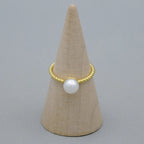 Vue rapprochée d'une bague torsadée or avec perle ronde d'eau douce 5mm, par Bijou Nacré