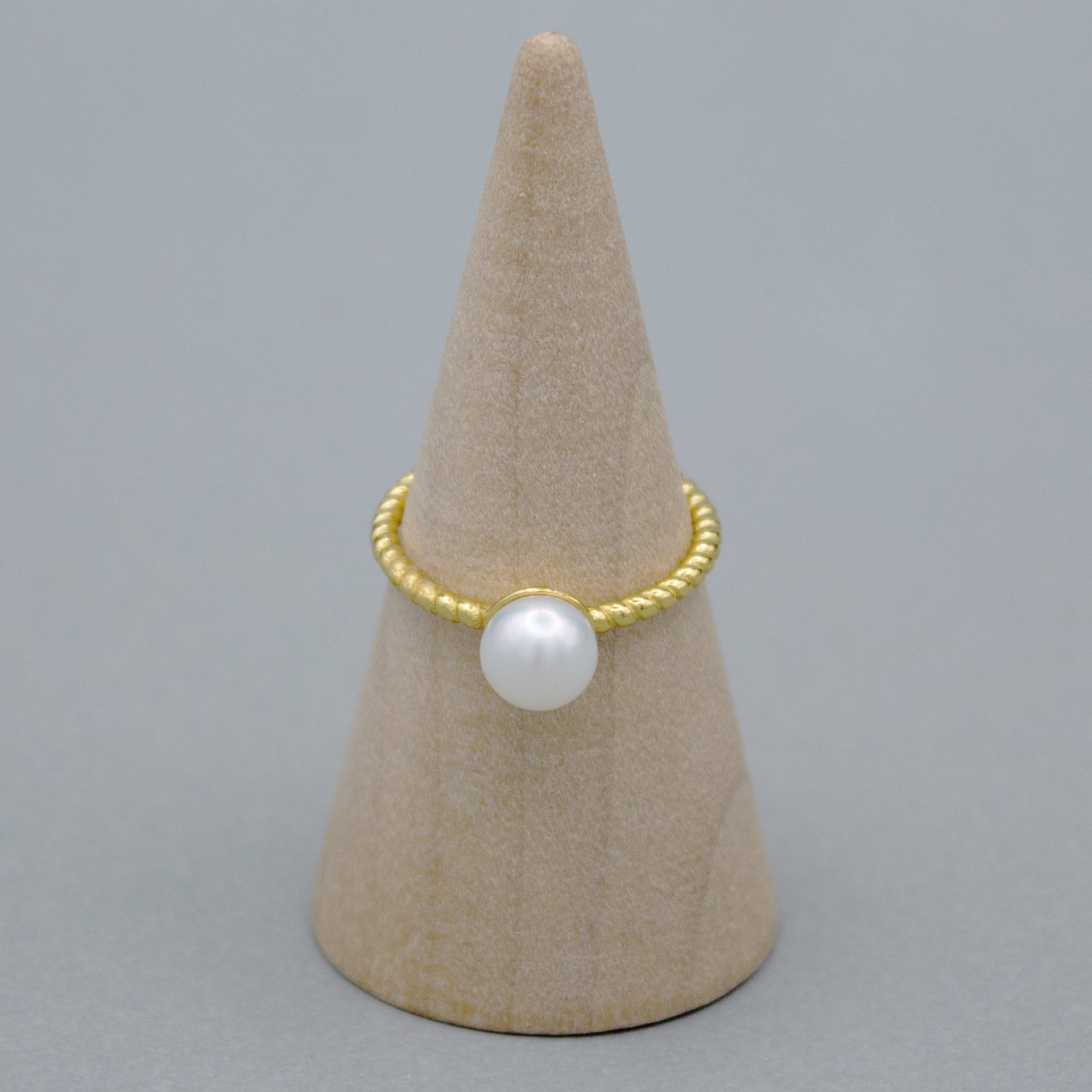 TRESSE DORÉE. Bague Torsadée à Perle Ronde - Plaqué Or