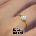 TRESSE DORÉE. Bague Torsadée à Perle Ronde - Plaqué Or
