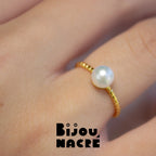 Bague torsadée or avec perle ronde d'eau douce au doigt, par Bijou Nacré